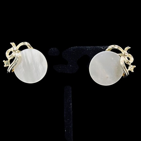 Lisner Gold Tone Bow With Round Mother Of Pearl Screw Back Earrings (5282) - Picture 1 of 7